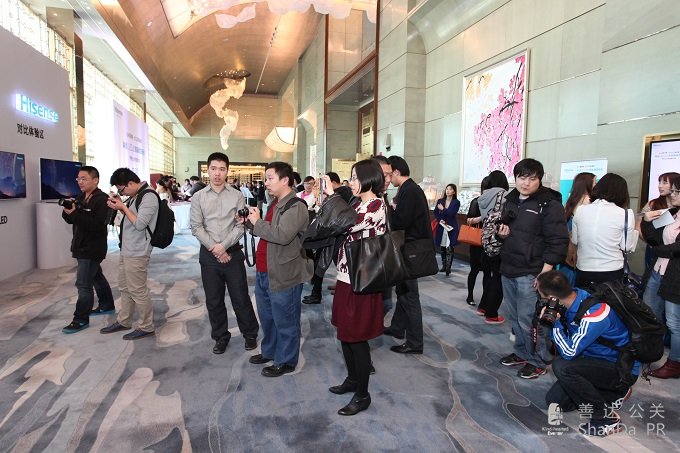 現場的媒體記著顯然對展示區非常感興趣