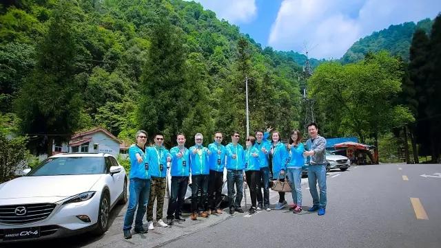 開業慶典:都是要照鏡子整一整
