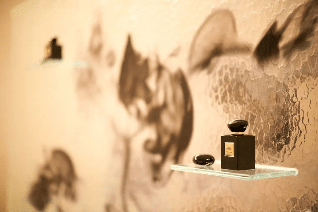 「時(shí)空浮游」阿瑪尼高定私藏香氛全球首展